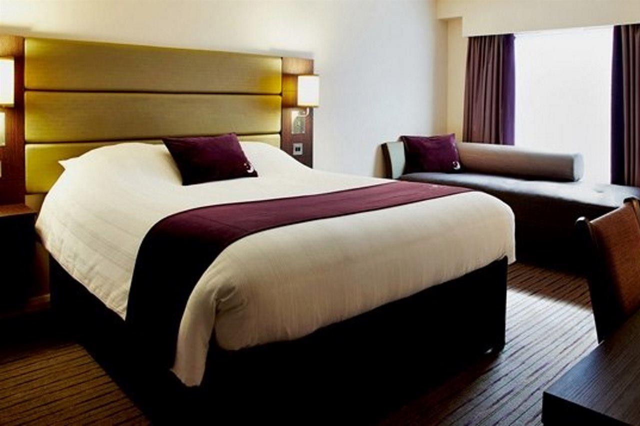 Premier Inn Chippenham チッペナム エクステリア 写真