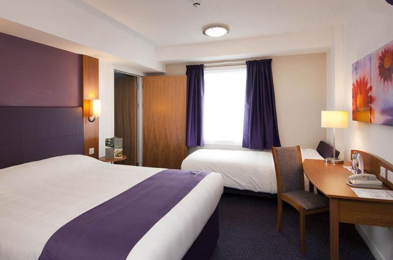 Premier Inn Chippenham チッペナム エクステリア 写真