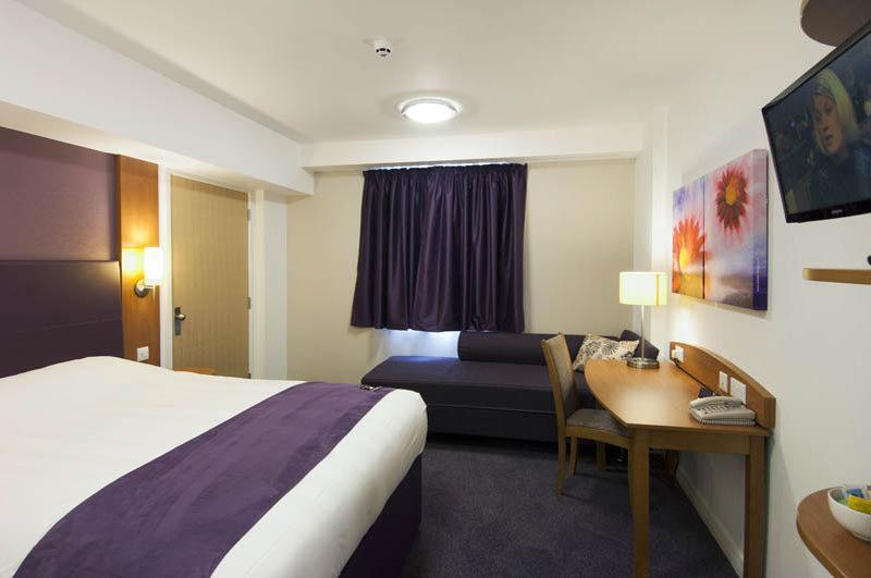 Premier Inn Chippenham チッペナム エクステリア 写真